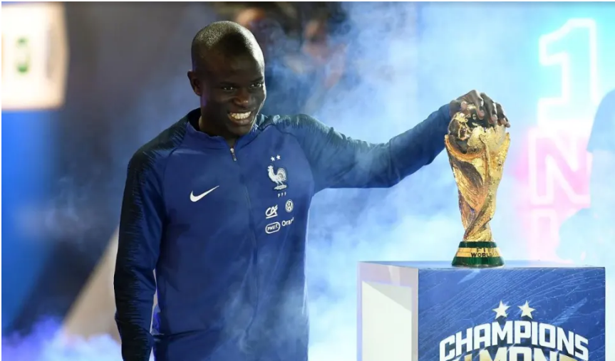 N'Golo Kanté touchant la Coupe du monde comme pour s'assurer qu'elle est bien réelle.